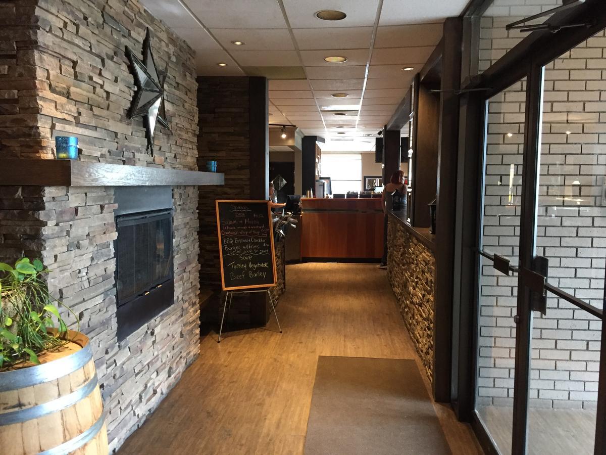 Bear Country Inn 테라스 외부 사진