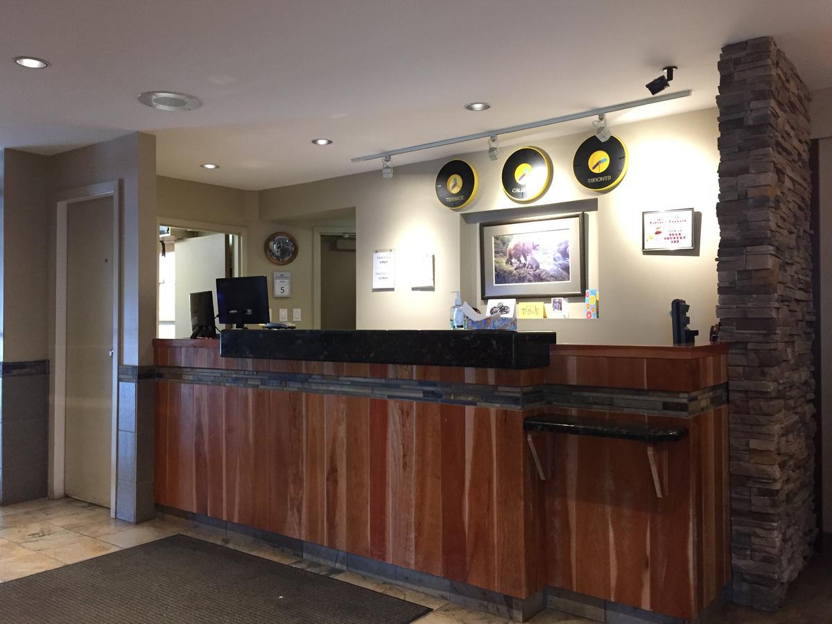 Bear Country Inn 테라스 외부 사진