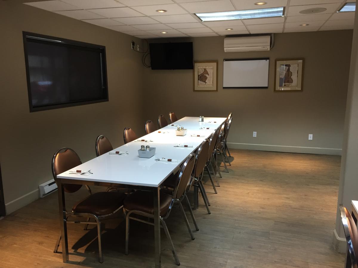 Bear Country Inn 테라스 외부 사진